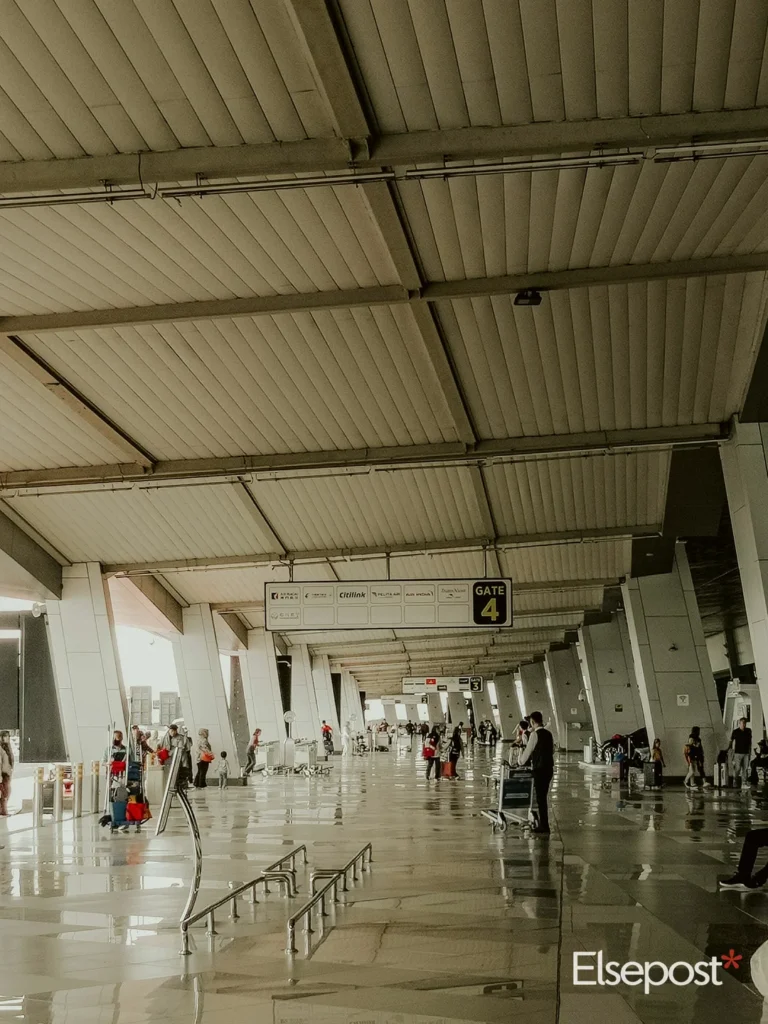 Bright airport terminal corridor, where DigiYatra registration helps speed up entry