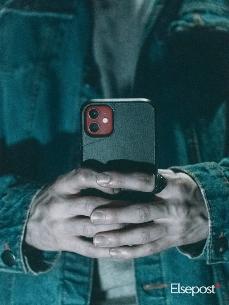 Hands holding a phone, illustrating WhatsApp group chat features